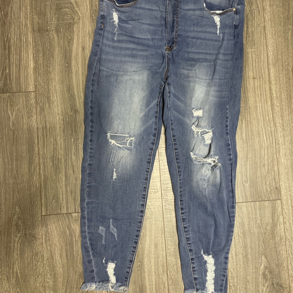Distressed skinny jeans